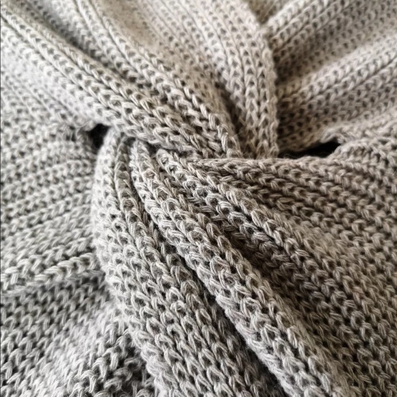 Eden ✨✨knot back sweater - Picture 2 of 4